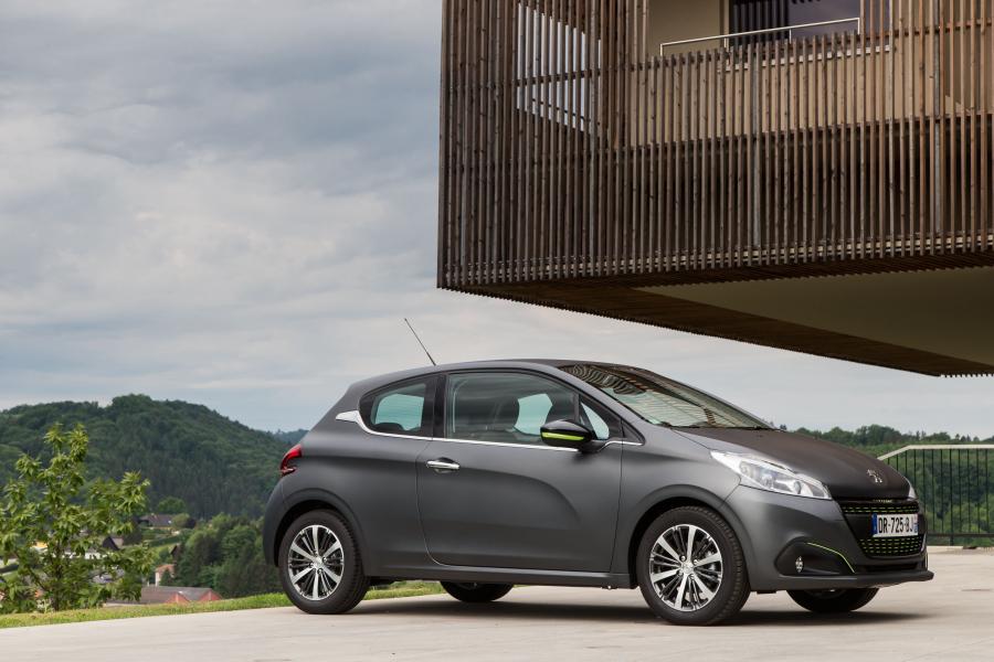  Peugeot 208 3-Door 2015 года  (фото 5 из 15)